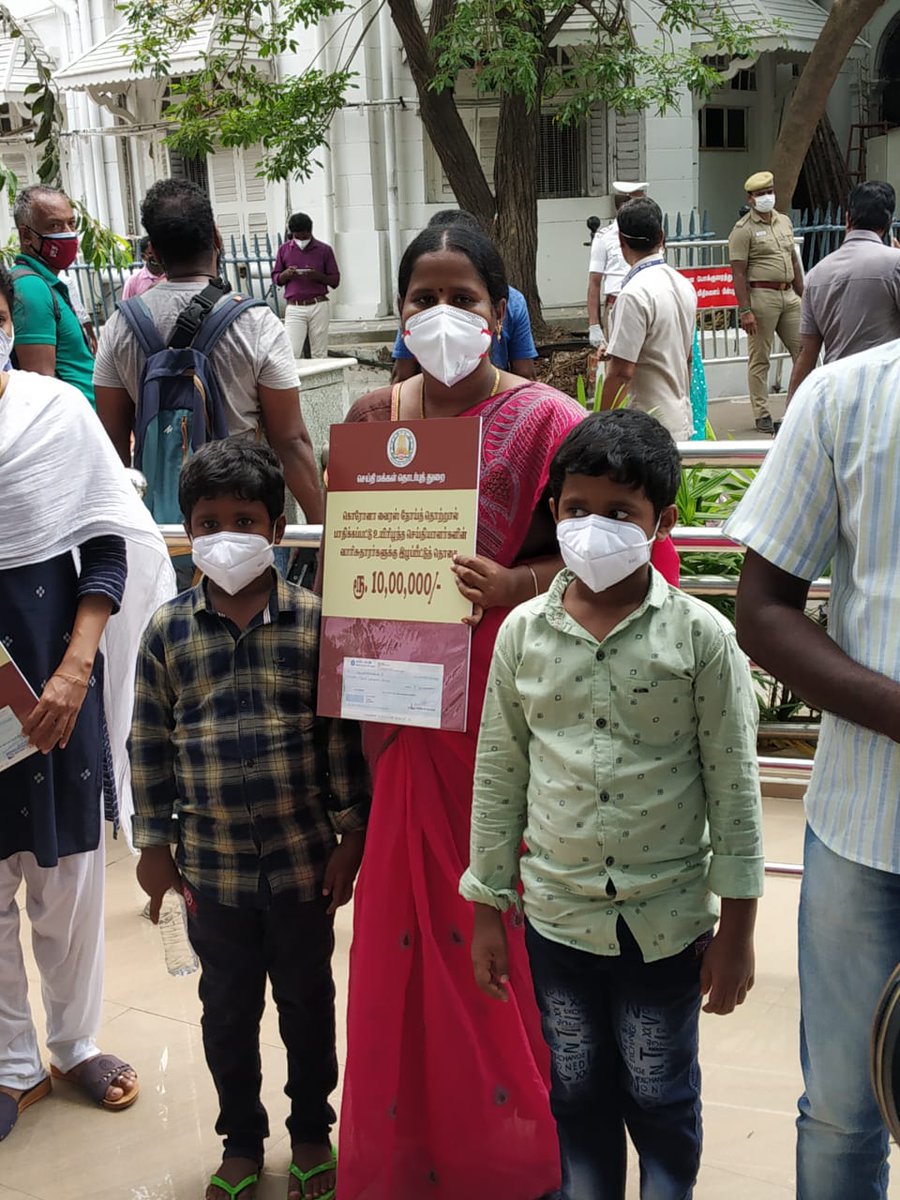 tnspma's tweet photo. தேனி மாவட்டம், ஆண்டிபட்டி தினமணி நிருபர் திரு, சரவணக்குமார் கடந்த மே 18-ம் தேதி கொரோனாவுக்கு பலியானார். அவரது குடும்பத்தினருக்கு இன்று தமிழக முதல்வர் @mkstalin  அவர்கள் ரூ 10 இலட்சத்திற்காக காசோலை வழங்கினார்.  முதல்வருக்கு 
TNSPMA சங்கம் சார்பாக நன்றிகளை தெரிவித்துக்கொள்கிறோம். https://t.co/KrqOQ2KzFC