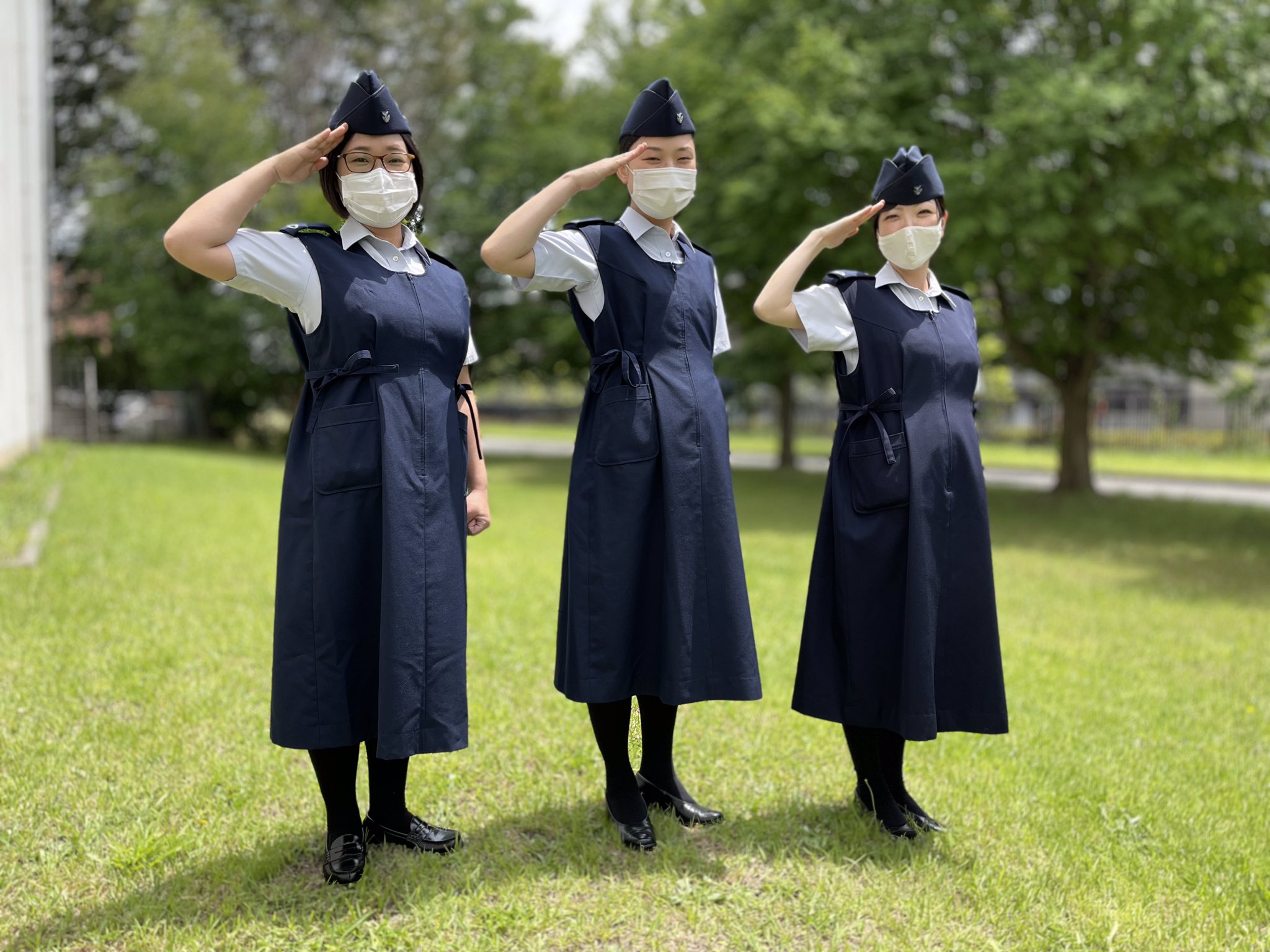 妊婦　制服 【服装紹介vol.5】 今回は｢妊婦服｣の紹介です。 これは通常の 制服に準ずるもので、ステージでも通常演奏服装に代えて着用されます。 空音の妊婦さん達は、産休直前まで通常業務をこなしていますよ😅 貴重な ...