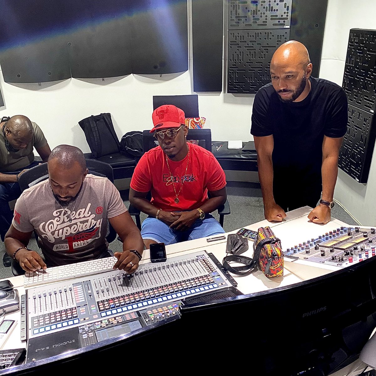AlexisOnestas's tweet photo. l’été et on arrive ! 😁📀

Bravo encore une fois à @werevana pour le disque d’or de son single #Casanova 🙌🏾 Streamez fort le nouveau titre #Bombardé 💣 

🤝 S/o @PlayTwoLabel @justwinnerlabel Milcop Records et ma team @agence88

#werena #guadeloupe #musique #studio https://t.co/JFk2MsfI7m