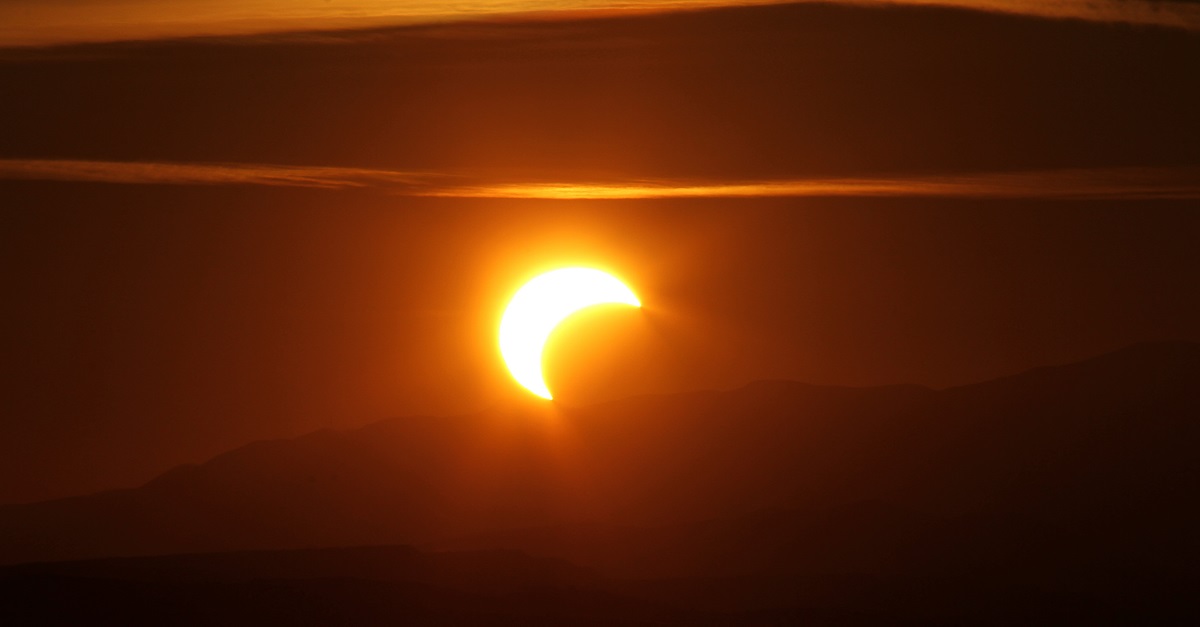 Die partielle #Sonnenfinsternis am 10.6. wird sich auf die #Solarstrom-Erzeugung auswirken – wie genau und welche ausgleichenden Maßnahmen die Kolleg*innen in den Systemführungen der #ÜNB ergreifen, lesen Sie in unserem Q&amp;A: amprion.net/Netzjournal/Be… #Stromversorgung