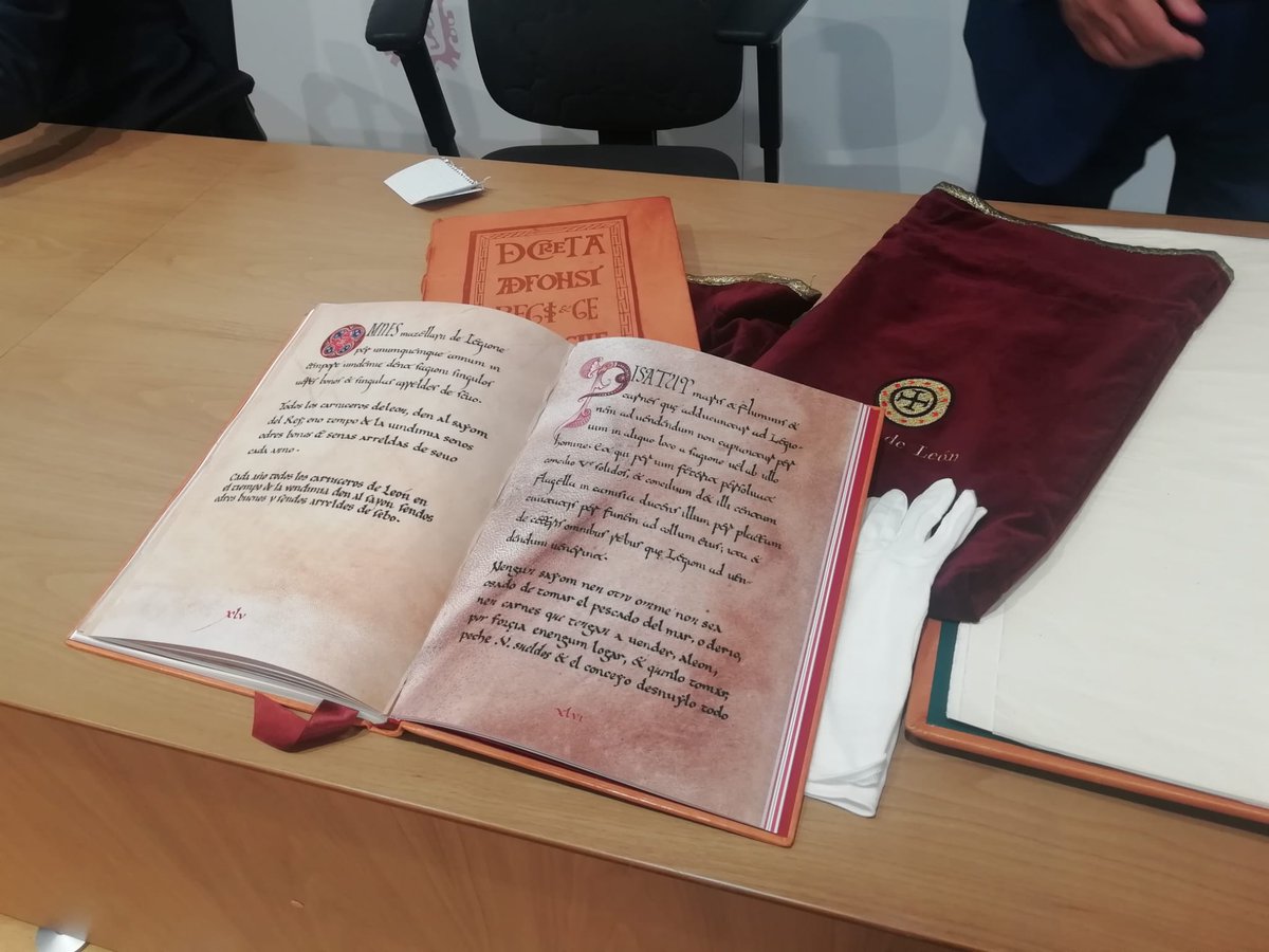 ¡Qué maravilla de trabajo¡ <a href="/ElEscribanoLeon/">El Escribano</a>  El libro de los Fueros de #Leon La idea fue del desaparecido Antonio Trobajo <a href="/IglesiaEnLeon/">Diócesis de León - España</a> y <a href="/SOFCAPLE/">SOFCAPLE</a> la recogió con entusiasmo y tesón.  Hoy nos lo han mostrado en el <a href="/LeonAyto/">Ayuntamiento de León</a> y lo contamos en <a href="/rne/">Radio Nacional</a> <a href="/radio5_rne/">Radio 5</a> <a href="/RTVEcyl/">RTVE Castilla y León</a>
