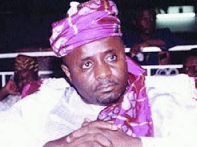 akunnachux's tweet photo. In '84, Buhari decreed that all arriving luggage be sesrched. 1 weekend, Buhari's ADC Maj Mustapha Jokolo (Frame 2) came with soldiers &amp; forcefully removed his dad's 53 suitcases. Buhari never forgave airport customs boss Atiku "for leaking the scandal" to journo Adinoyi-Ojo. https://t.co/36FNqZc9FR