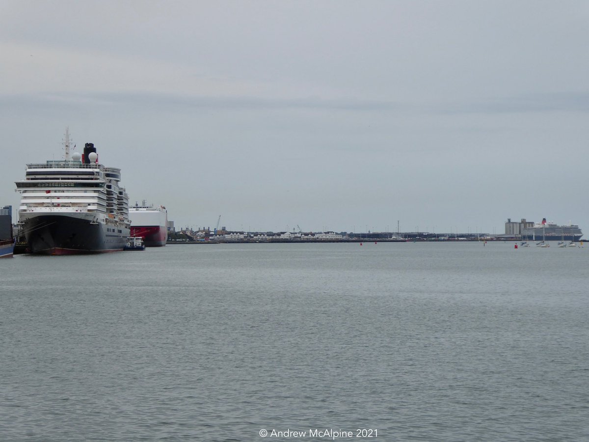 CruiseshipP's tweet photo. Today’s cruise ship line up in #Southampton could be sponsored by @cunardline as #QueenVictoria & #QueenElizebeth are both alongside. #cruiseshiplineup @ABPSouthampton #cruise #Cunard https://t.co/lkgrasSGZQ