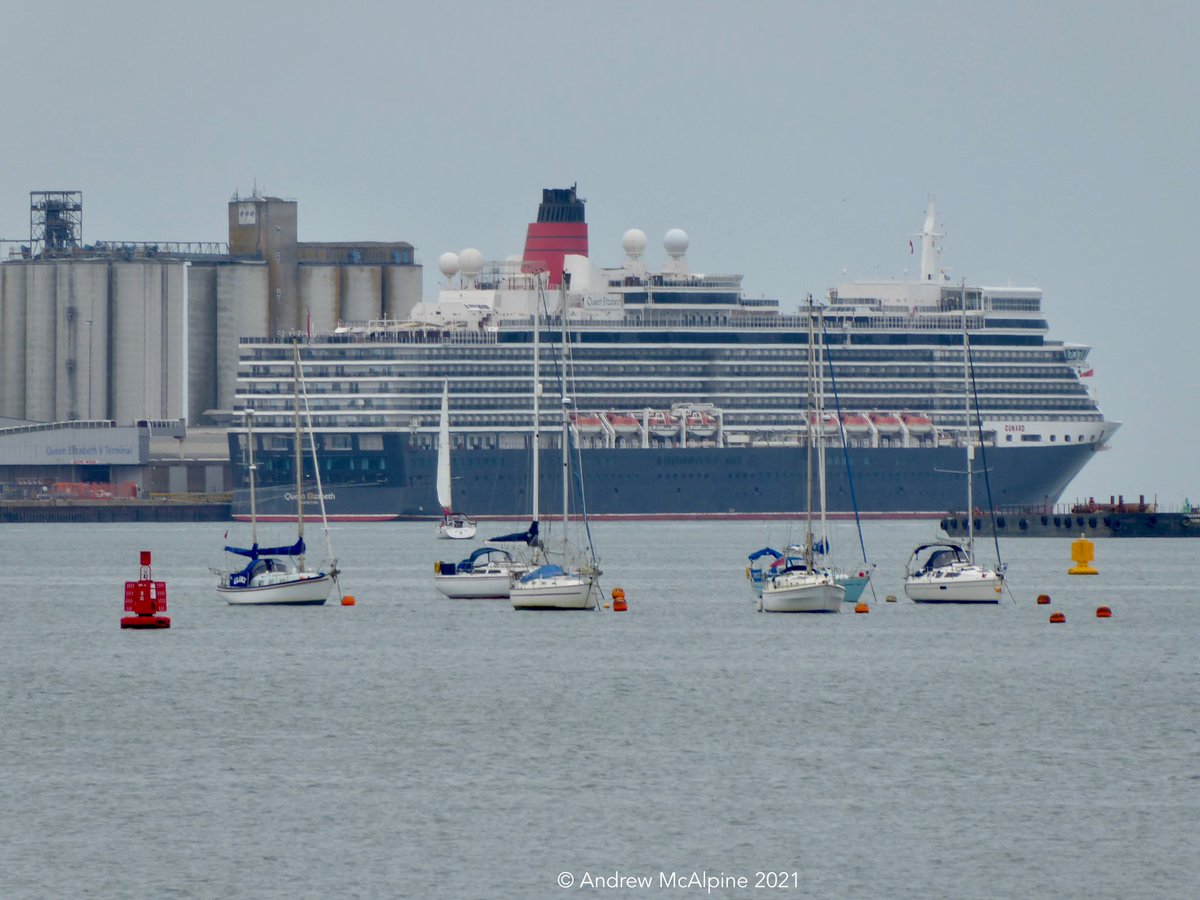 CruiseshipP's tweet photo. Today’s cruise ship line up in #Southampton could be sponsored by @cunardline as #QueenVictoria & #QueenElizebeth are both alongside. #cruiseshiplineup @ABPSouthampton #cruise #Cunard https://t.co/lkgrasSGZQ