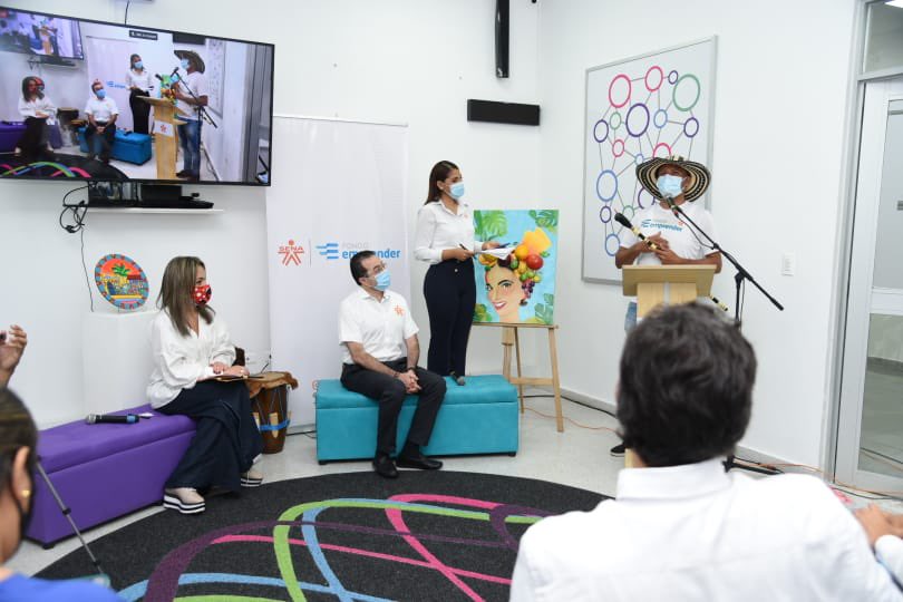 Jackierojass11's tweet photo. Oficialmente abrimos la convocatoria #SENAEsNaranja de #FondoEmprender para iniciativas músicales, de cine, radio, arte en movimiento, fotografía, turismo, escultura, videojuegos, plataformas digitales, creación de apps y más hasta el 30 de julio en https://t.co/5VXoWctlhO 🧡 https://t.co/tzGDpvlZIj