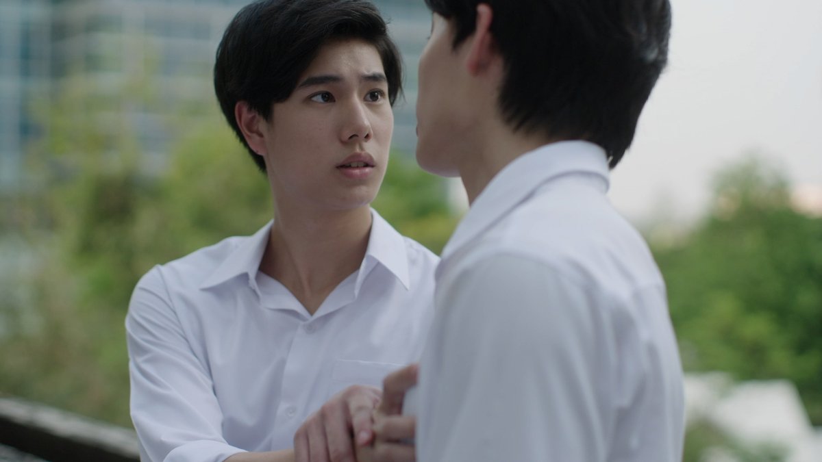 GMMTV's tweet photo. ทุกครั้งที่กูอยู่กับมึง ใจกูเต้นแรงทุกครั้ง 
แล้วมึงอะ ตอนอยู่กับกูรู้สึกยังไง

#ปลาบนฟ้าEP9 #FishUponTheSky #หมอกปี
#GMMTV @ppnaravit @phuwintang https://t.co/V7QOfNeSIu