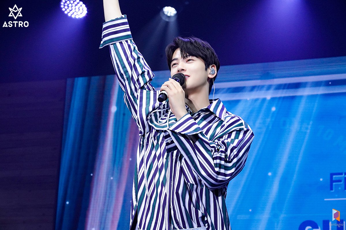 Noknoy94's tweet photo. จะว่าไปก็คิดถึง JOTMN ตอนปี 2019 เนอะ ได้มาเจอหน้ากันจริงๆ ฟังเสียงกันสดๆ #차은우_2nd_팬미팅_축하해 https://t.co/tlVfq7RbDq