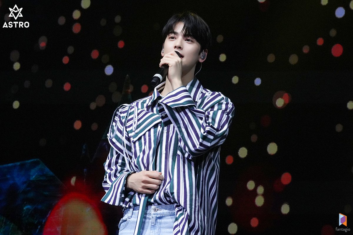 Noknoy94's tweet photo. จะว่าไปก็คิดถึง JOTMN ตอนปี 2019 เนอะ ได้มาเจอหน้ากันจริงๆ ฟังเสียงกันสดๆ #차은우_2nd_팬미팅_축하해 https://t.co/tlVfq7RbDq