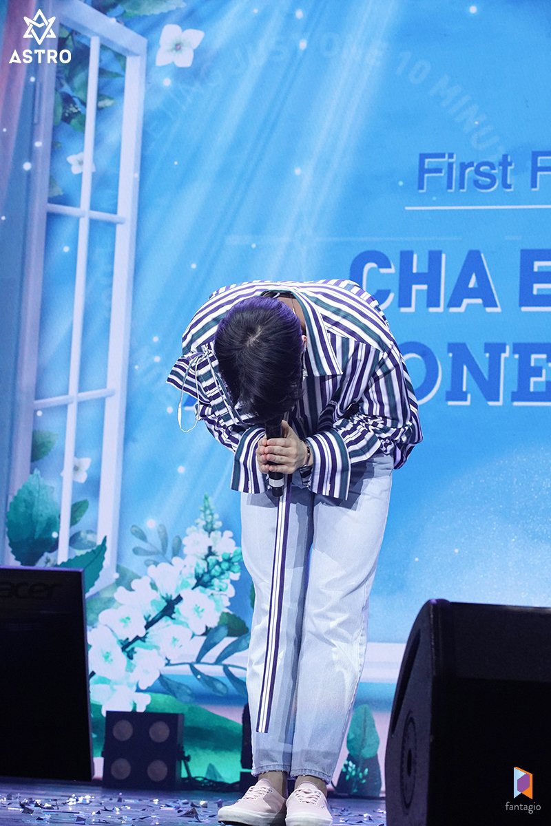 Noknoy94's tweet photo. จะว่าไปก็คิดถึง JOTMN ตอนปี 2019 เนอะ ได้มาเจอหน้ากันจริงๆ ฟังเสียงกันสดๆ #차은우_2nd_팬미팅_축하해 https://t.co/tlVfq7RbDq