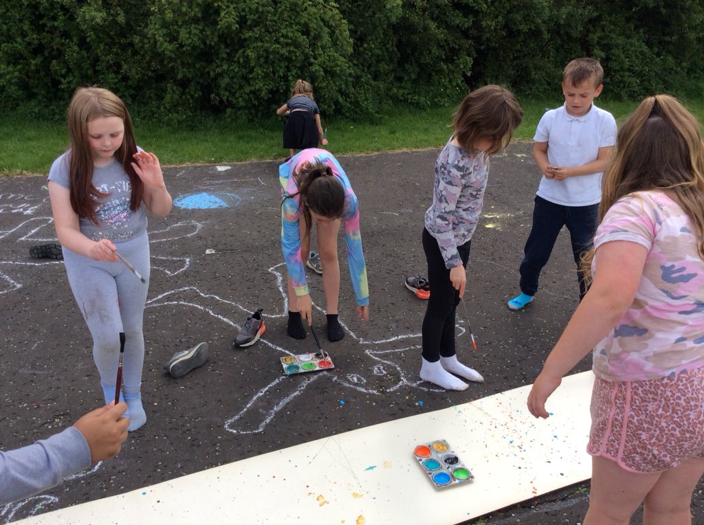 MissWakefieldCV's tweet photo. Mixed up part 2! We took our art outside so we fully express ourselves! 👩‍🎨😆🌞 @CanalViewPSEdin @ImaginateUK @StarcatchersUK https://t.co/aQyaxTWumU