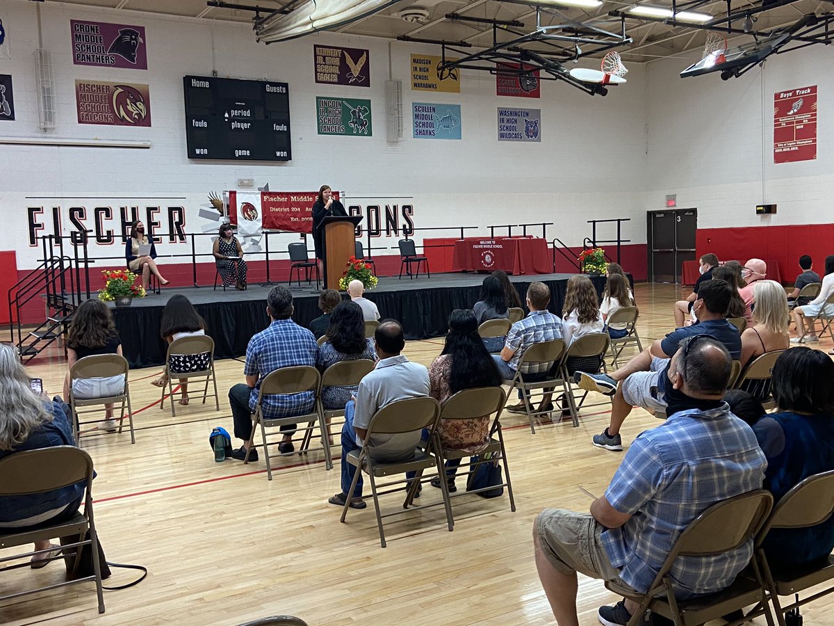 spartanlynne's tweet photo. Celebrating our Team 8-2 students at the 8th grade awards assembly this morning! #Classof2021 #FalconPride @ctornberg59 @spires0707 @fischerfalcon @smith62213 @ipsd204 @Focus204MS https://t.co/xQ3UQVGlG4