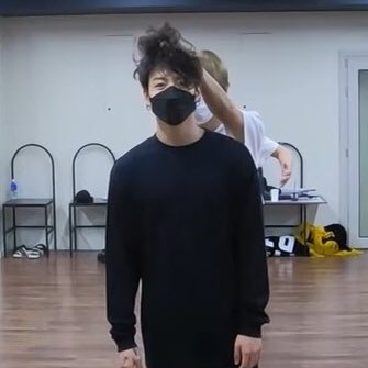 hourlyvmk's tweet photo. TAE WAS PLAYING WITH JUNGKOOKS HAIR 🥺 https://t.co/fjK0SRauiq