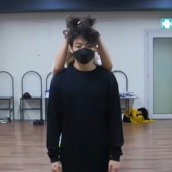 hourlyvmk's tweet photo. TAE WAS PLAYING WITH JUNGKOOKS HAIR 🥺 https://t.co/fjK0SRauiq