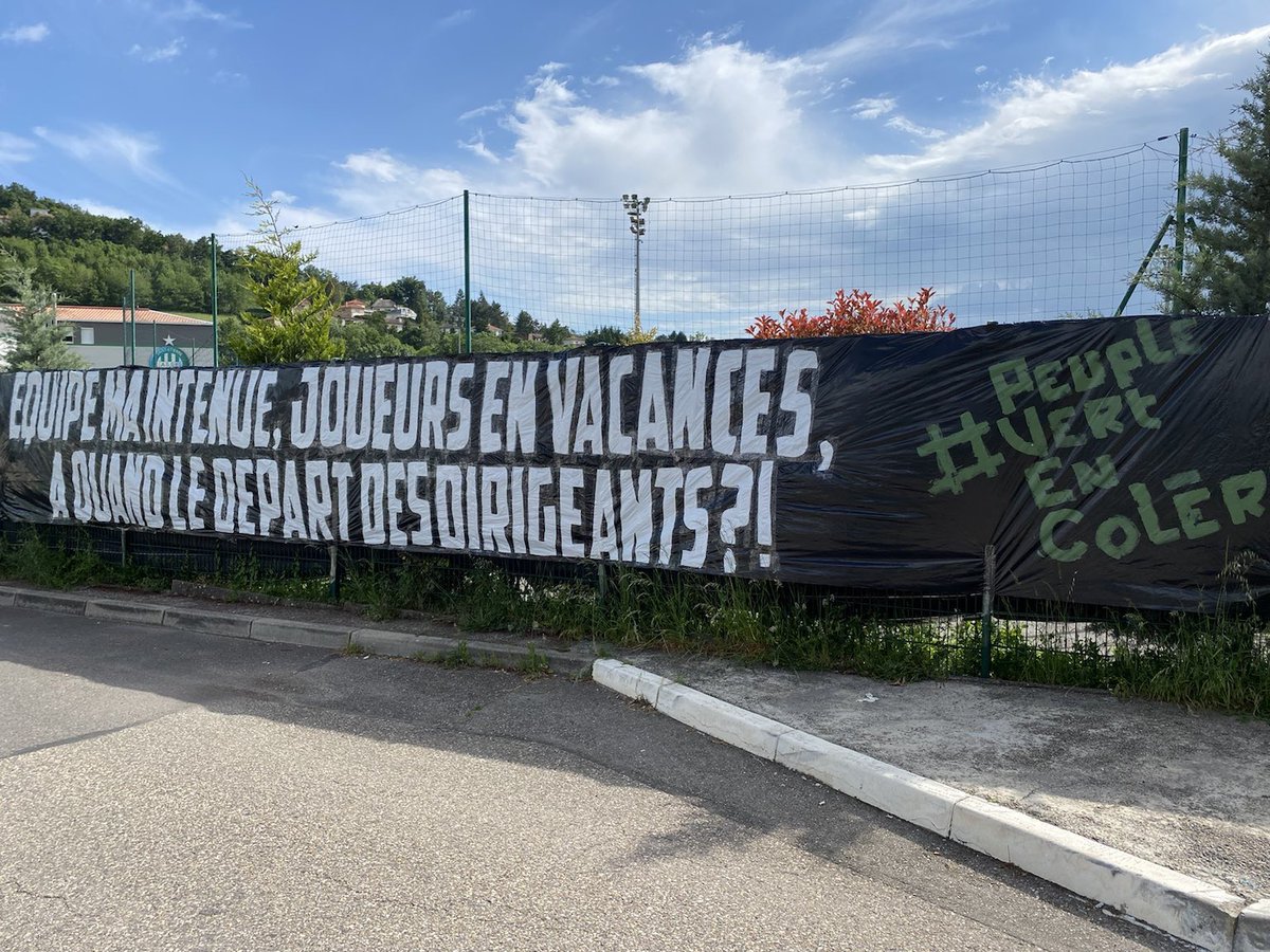 VertsEnColere's tweet photo. « ÉQUIPE MAINTENUE, JOUEURS EN VACANCES, À QUAND LE DÉPART DES DIRIGEANTS ?! »

📍 Centre d’Entrainement de l’Etrat #ASSE https://t.co/D9oR67yvIe