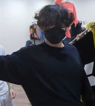 EBOYJE0N's tweet photo. jungkook's fluffy hair... https://t.co/QC65t0ZGsj