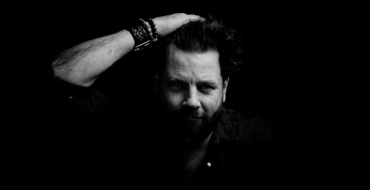 ‘Theater biedt echt de gelegenheid om toffe dingen te doen.’ aldus Bökkers en dat doet hij 12&amp;13 juni met 6 solovoorstellingen in ons amfitheater ism <a href="/HOFtheater_/">HOFtheater Raalte</a> amfitheaterhetlommerrijk.nl/programma-2021/
MORATTAMOTTAMOTTA is de titel van de voorstelling en betekent: maar als het moet dan moet het