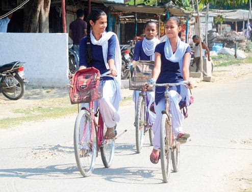 #WorldBicycleDay (1/3) दो पहियों की छोटी सी साइकिल ने बिहार में ठोस सामाजिक क्रांति का सूत्रपात किया है। इसने प्रदेश की बेटियों में आत्मविश्वास जगाया है। साइकिल, पोशाक और अन्य प्रोत्साहन योजनाओं के कारण मैट्रिक परीक्षा में छात्राओं की संख्या छात्रों के बराबर हो गई है।