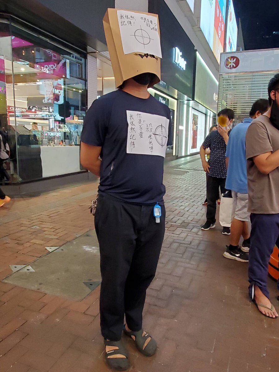 leenvervaeke's tweet photo. Ondertussen in #Hongkong: individuele #protestacties in Causeway Bay (dicht bij Victoria Park) ter omzeiling van verbod op herdenking #Tiananmenprotest. Slogans: ‘Ik herinner het me nog. Wil je me ook vermoorden?’ En een verbodsbepaling ‘een kaars te branden in je hart’. https://t.co/swl6USC1sy