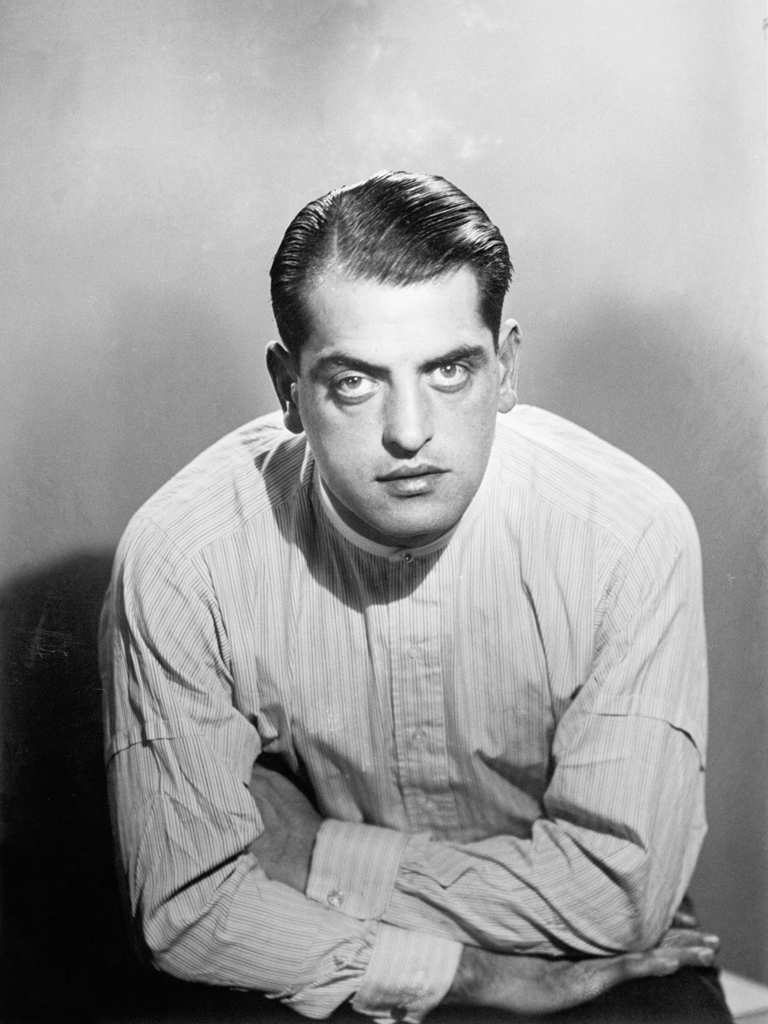 Tras su etapa madrileña, #Buñuel llega a París en 1925 para trabajar en el Instituto Internacional de Cooperación. En Francia descubre el surrealismo y sus dos grandes amores: su mujer, Jeanne Rucar, y el cine.
Te lo contamos en el próximo episodio, disponible el próximo martes📻