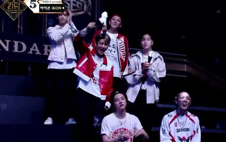 _iTS_ONE_id's tweet photo. SF9 holding iKON lightstick and iKON holding SF9 lightstick. The support y'all ! 😭💓 #iKON #SF9 https://t.co/v0D8Qrao8C