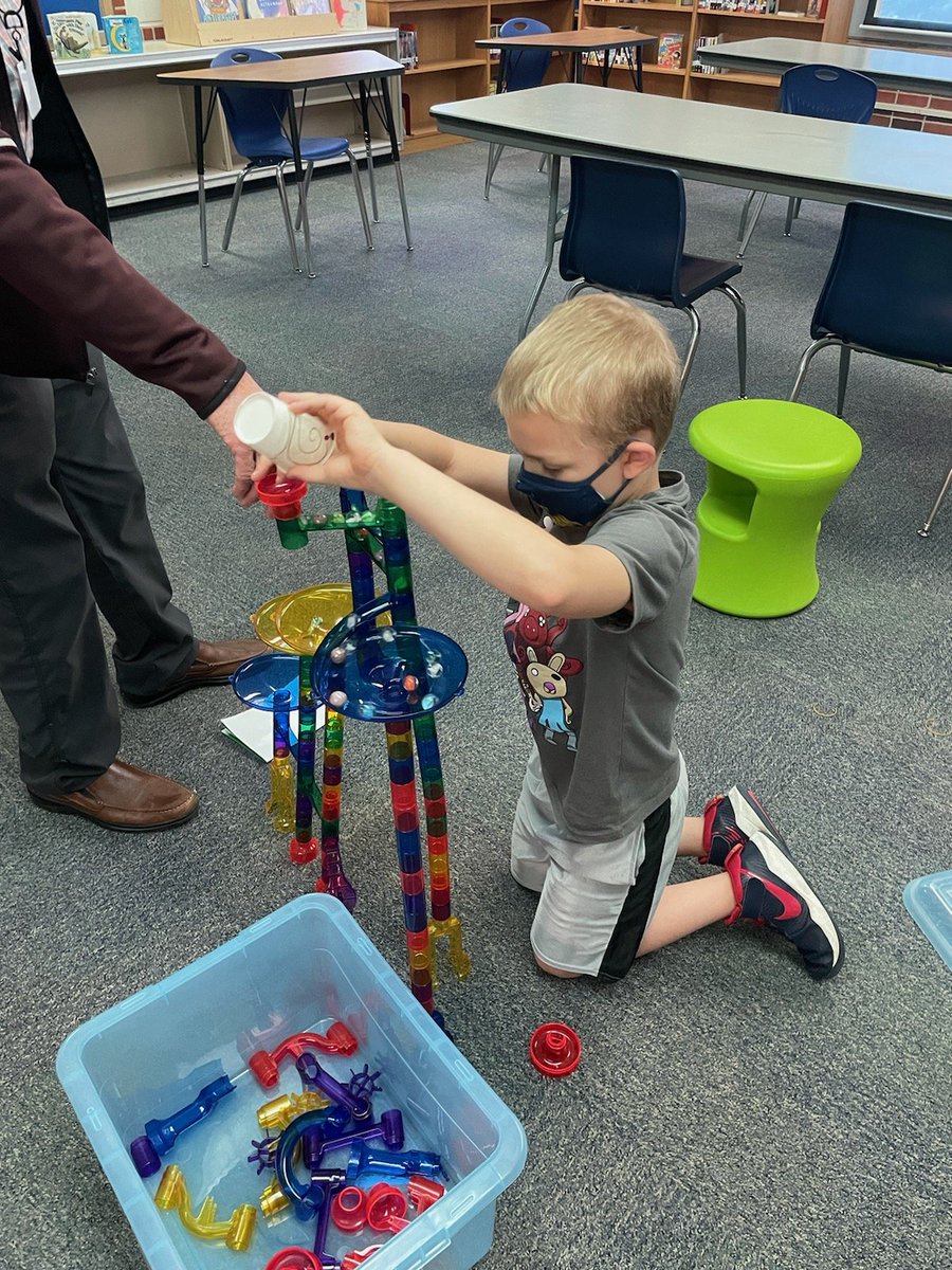 GoldenOaks10's tweet image. #makerspacemakin' #funbuilding on a Thursday morning. So grateful for our library! @angiewiegers @KatiePospisil @NKCSchools