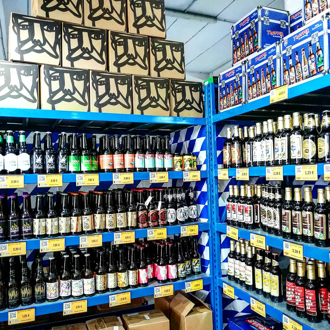 esbirrodebirra's tweet photo. Tenemos chica nueva en la oficina! 😂 Hoy hemos visitado la nueva tienda de birra en Pucela de @Disbeer_ el super de la birra🛒 donde podéis encontrar belgas, alemanas e inglesas además de @CervezaDougalls @cervezascone  @cervesanfrutos o locales como @CervezaMilana https://t.co/Xb3z3O9Gb6
