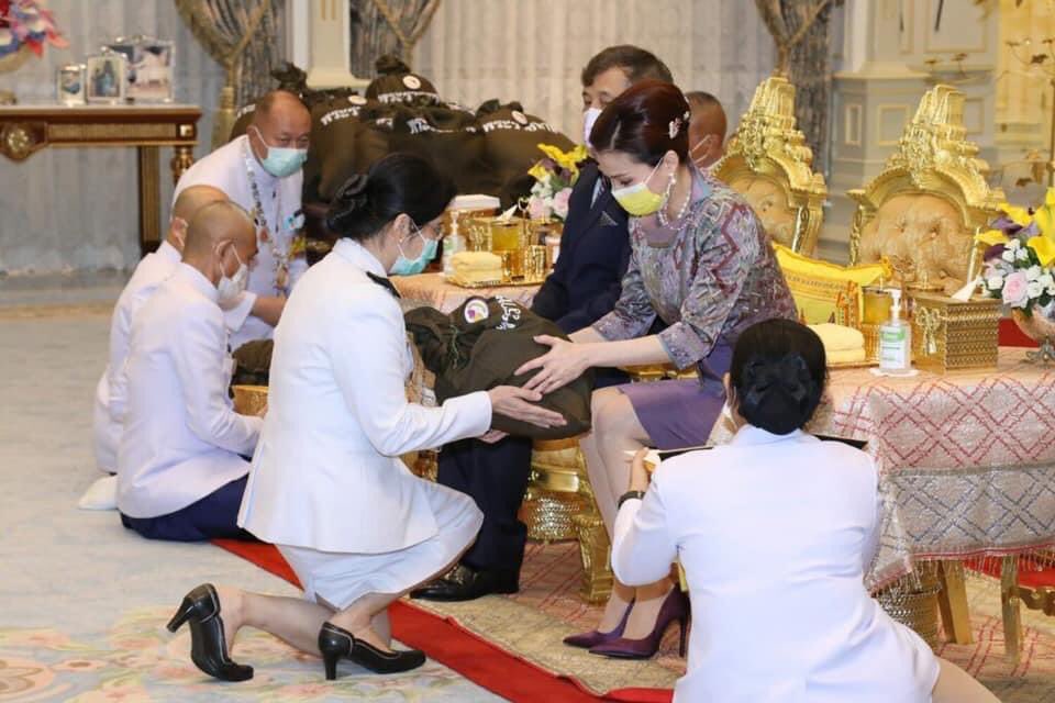 DOO_RTA's tweet photo. พระบาทสมเด็จพระเจ้าอยู่หัว และสมเด็จพระนางเจ้าฯ พระบรมราชินี พระราชทานพระบรมราชวโรกาสให้ผู้แทนเจ้าหน้าที่สาธารณสุขของ รพ.แม่ข่าย และ รพ.สนาม ที่เปิดให้บริการรักษาผู้ติดเชื้อในสถานการณ์การแพร่ระบาดของโรคติดเชื้อไวรัสโคโรน่า ๒๐๑๙ เฝ้าทูลละอองธุลีพระบาทรับพระราชทานถุงพระราชทาน
💛💜 https://t.co/YNMEmq33ef
