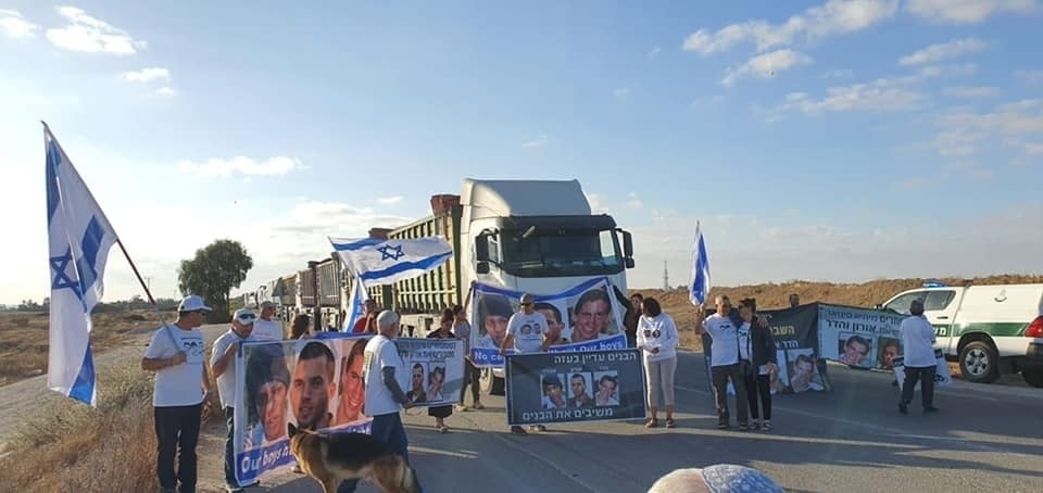 OnlinePalEng's tweet photo. Israeli settlers block the road in front of aid trucks heading into besieged Gaza. https://t.co/lIcQRf4Dxh