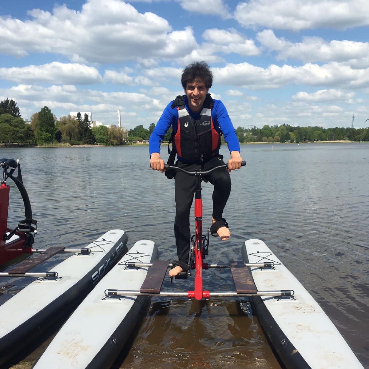 debbiebere's tweet photo. #Arms ✔️
#Legs ✔️
#Core and #Balance ✔️
20 minutes of each on Töölö Bay and you become a poster boy for the city 💚 I’m unconvinced he did any of it #HelsinkiHealth #helsinki #toolo #stayingfit 🤸♀️ https://t.co/A0N2A8tNnf