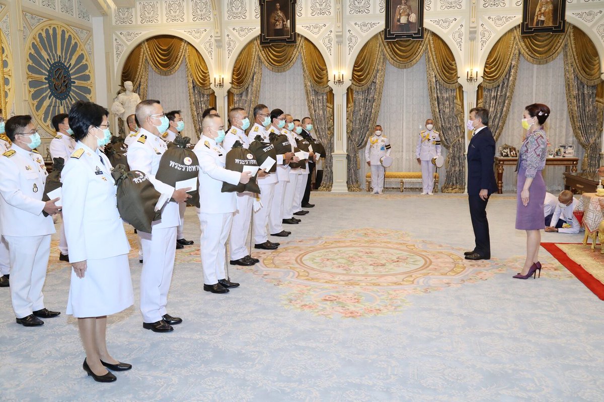 rwthofficial's tweet image. 🇹🇭
#ในหลวง #พระราชินี พระราชทานถุงพระราชทานกำลังใจ เพื่อเป็นกำลังใจแก่จนท.ที่ปฏิบัติงานในช่วง #โควิด19 ผ่านผู้แทนจนท.จากรพ.แม่ข่าย และรพ.สนาม ณ พระที่นั่งอัมพรสถาน พระราชวังดุสิต #กรุงเทพมหานคร

📸 หน่วยราชการในพระองค์ #ข่าวในพระราชสำนัก #ทรงพระเจริญ