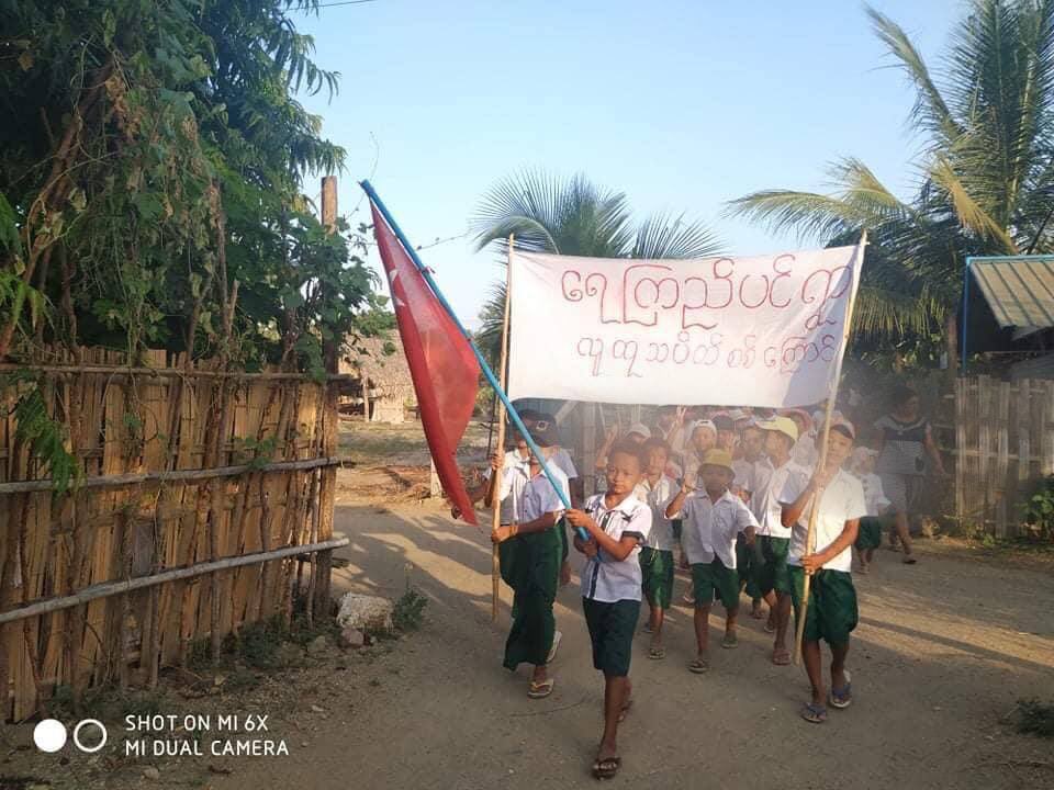 phoopwintkoko4's tweet photo. A coalition strike of students, teachers and residents marched on the streets of YeKyiPin village in Yinmarbin, chanting revolutionary slogans and demanding the end of military dictatorship and slavery education.  #WhatsHappeningInMyanmar #June3Coup  https://t.co/xy2bw6gPiF
