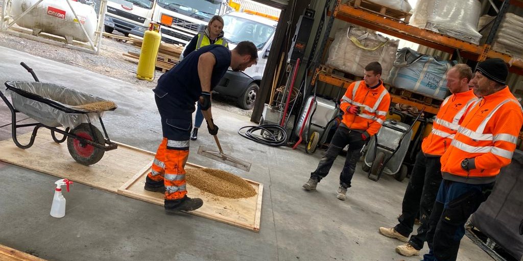 HMSDecorative's tweet photo. In May's resin installer training course our trainees gained some tech know-how in the morning, followed by a practical afternoon learning how to mix and perfect their trowelling techniques: https://t.co/62UajVO9vR #resinsurfacing #resintraining #construction https://t.co/G50TWZplq0