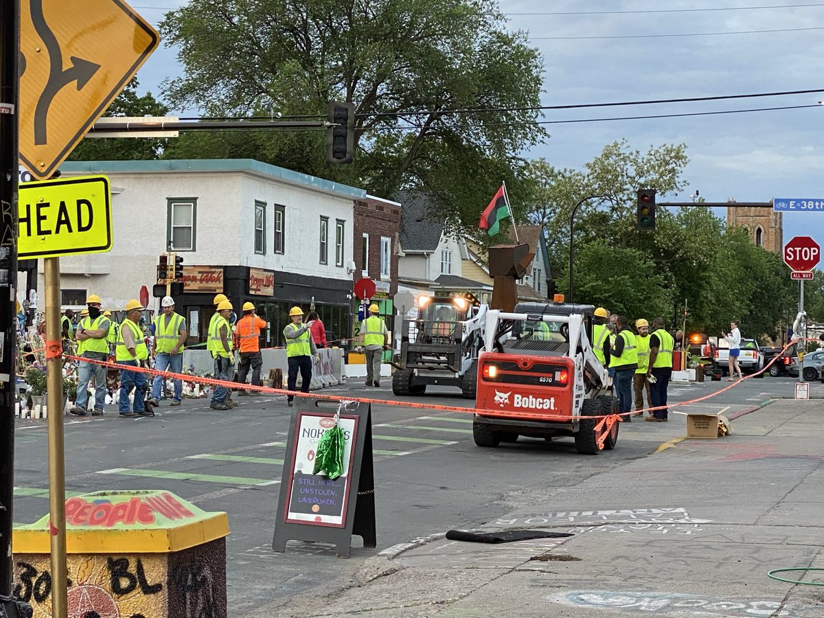 ashleyzilka's tweet image. Here’s what it looks like at 38th and Chicago. 

Crews are here dismantling barricades around George Floyd Square.

Community members continue to show up. 

Many are angry; say they are shocked by this. @KSTP