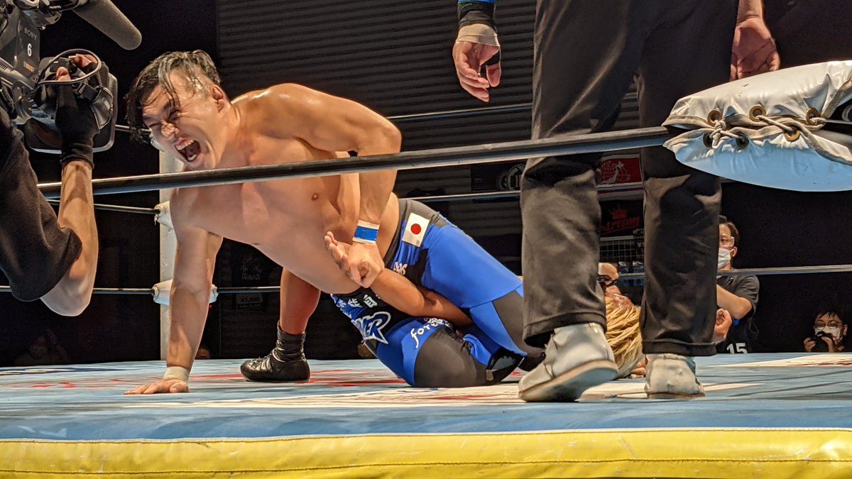 ryu_1you_asks's tweet photo. 2021 Jr.BATTLE OF GLORY
6.3新木場大会速報
第6試合準決勝
佐藤光留VS○エル・リンダマン
佐藤光留撃沈!!!
リンダマンの侵略を止められなーい!!
腕地獄から力技で逃れたリンダマンがそのまま佐藤をマットに投げ捨てたぁぁぁぁ!!
#ajpw
#JBOG
#Evolution
#LITED
#GLEAT
#STRONGHEARTS https://t.co/TtFQrJ45yr