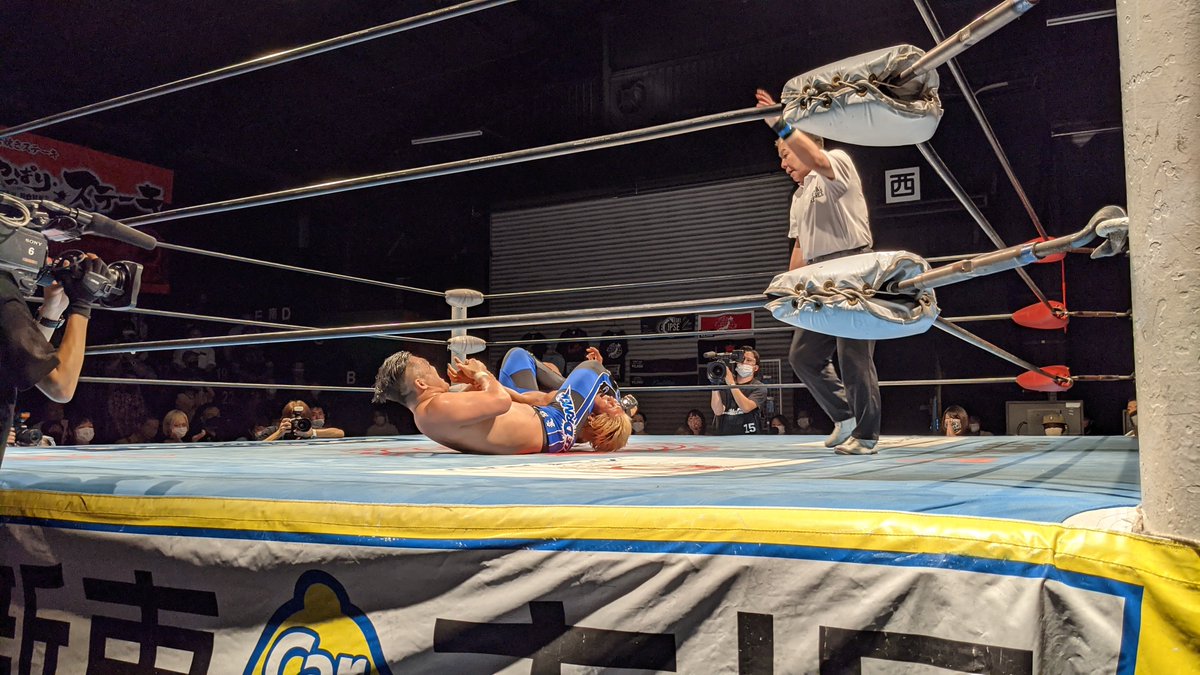 ryu_1you_asks's tweet photo. 2021 Jr.BATTLE OF GLORY
6.3新木場大会速報
第6試合準決勝
佐藤光留VS○エル・リンダマン
佐藤光留撃沈!!!
リンダマンの侵略を止められなーい!!
腕地獄から力技で逃れたリンダマンがそのまま佐藤をマットに投げ捨てたぁぁぁぁ!!
#ajpw
#JBOG
#Evolution
#LITED
#GLEAT
#STRONGHEARTS https://t.co/TtFQrJ45yr