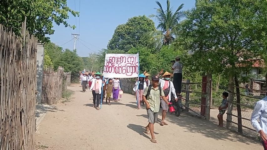 IrrawaddyNews's tweet photo. Villagers from #Salingyi and #Yinmabin townships in #Sagaing Region continued their daily anti-regime protest for the 85th day in a row on Thursday. (Photo: CJ) 

#WhatsHappeningInMyanmar https://t.co/PrtZCHzP0P