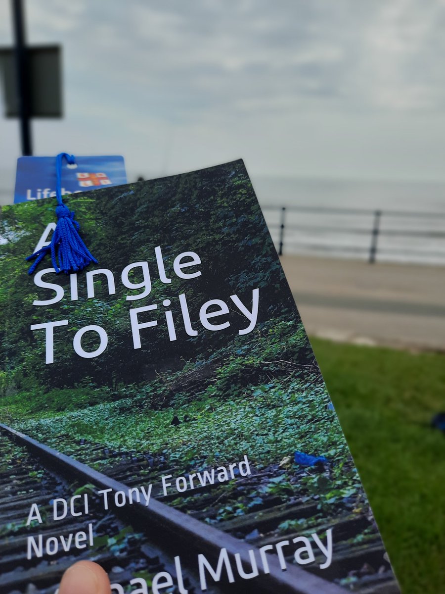 LeighSEdmondson's tweet photo. Today's @Filey_UK #beachhut #read is #ASingleToFiley by #MichaelMurray #aDCITonyForwardnovel #goodsofar #murdermystery #whodunnit #holidays #deckchairlife #noseafrettoday #waitingforthetidetogoout #Filey #Yorkshire #YorkshireCoast #onmyholidays #chillin https://t.co/NtApFBPX4N