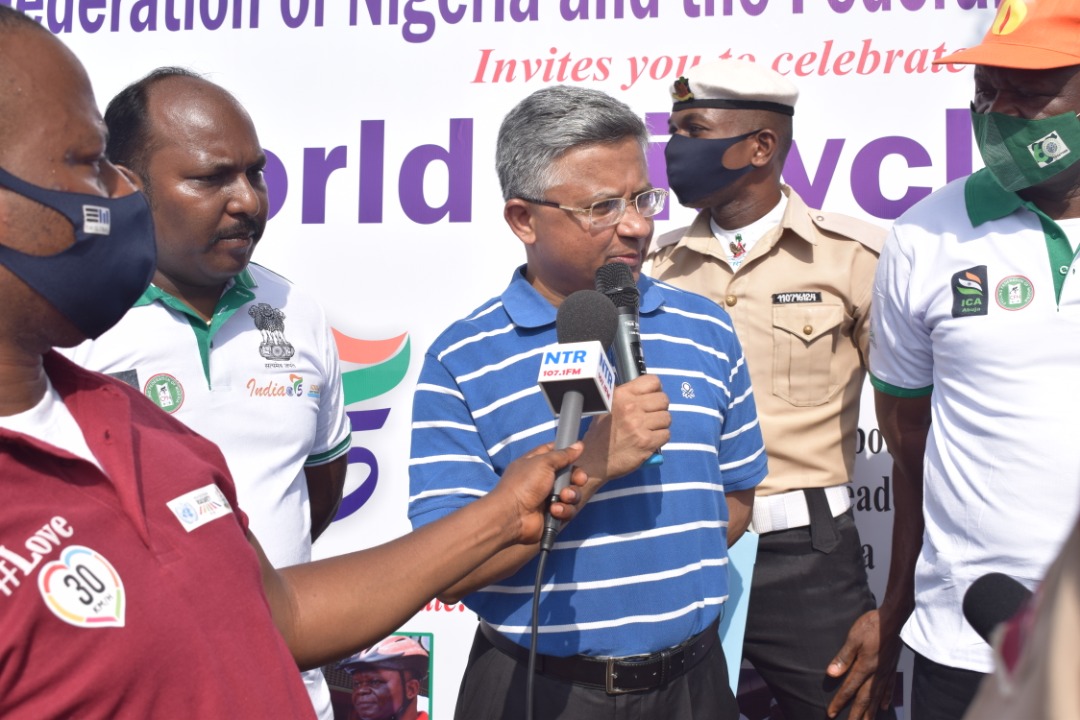 india_nigeria's tweet photo. On this occasion, High Commissioner Abhay Thakur &amp; other stakeholders of today's Cycle Rally  underlined the importance of sustainable development, mitigating climate change, living in harmony with nature and staying healthy and safe during the pandemic.
@MEAIndia
@NigeriaGov https://t.co/CCTxH9qvAB