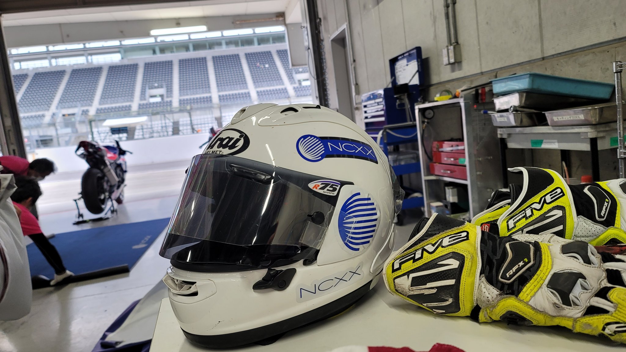 ボンジョルノケンジ 長尾健史 2日間に渡って 鈴鹿8耐テスト走行をしてきました このテストで自己ベストを更新 原田哲也監督に教えて頂き また先輩ライダー2人との走行はとても楽しく勉強になりした 課題も見えてきて 益々トレーニングに励みたいと