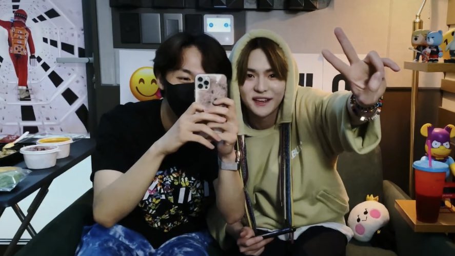 kyfeed's tweet photo. LOL doyoung and yoshi 😭😭 https://t.co/p6pFbViZ8h