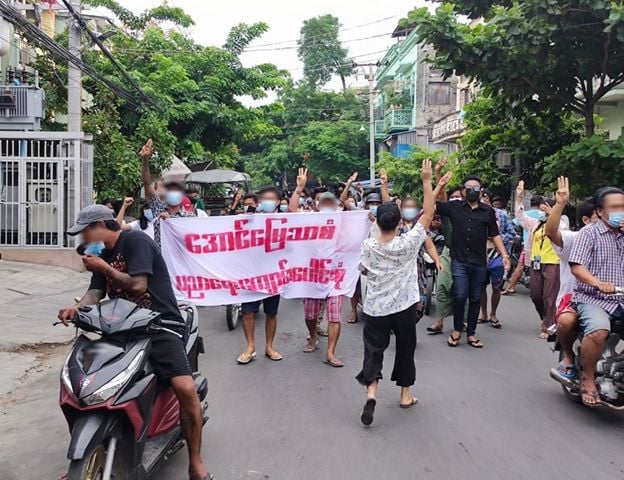 IrrawaddyNews's tweet photo. Students in #Mandalay’s Aungmyaythazan Township staged a protest against the education system under military rule on Thursday. (Photo: CJ) 

#WhatsHappeningInMyanmar https://t.co/2OjbzYewZa
