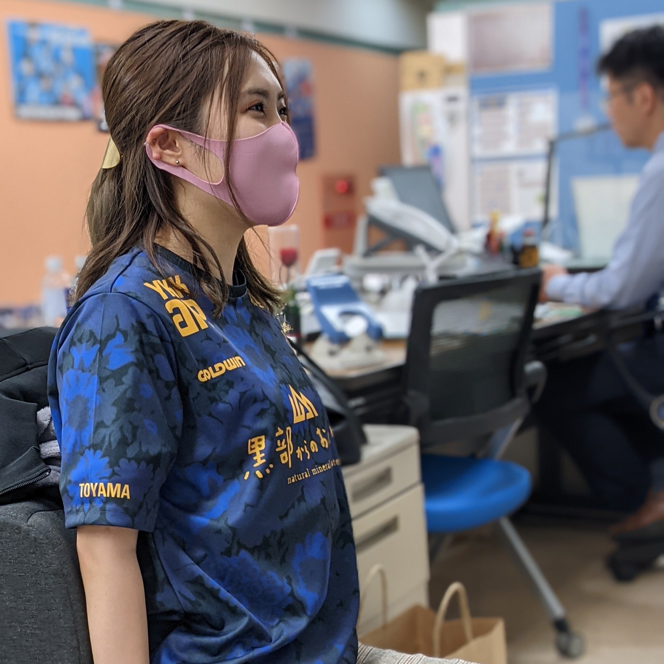 カターレ富山 予約販売は本日23 59まで 日本代表 Vs U24日本代表 前半終了 そして夏季限定ユニフォーム の予約販売は残り3時間半 スタッフは夏季限定レプリカユニフォームを着て応援中 155cm Mサイズ着用 カターレ富山 Backtoj2 Go