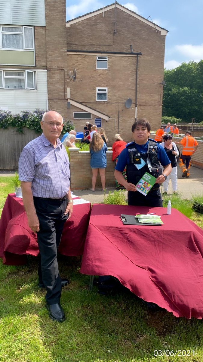 WokingBeat's tweet photo. Officers from your local team took part in a community planting event  today organised by New Vision Homes. It was great to help and support our local community in this project and brilliant weather for those taking part ☀️ 😎 https://t.co/cDkBs3UhOA