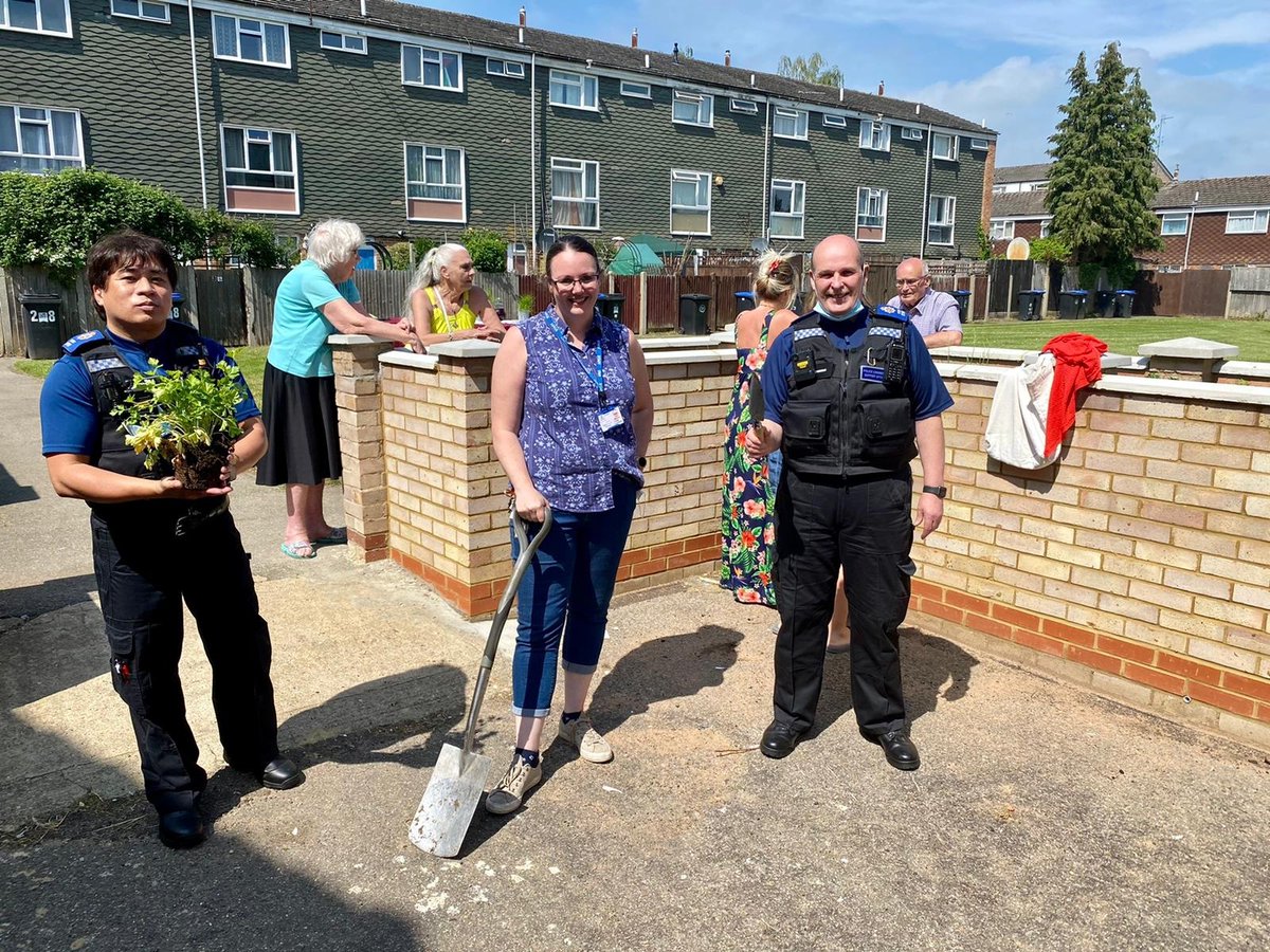 WokingBeat's tweet photo. Officers from your local team took part in a community planting event  today organised by New Vision Homes. It was great to help and support our local community in this project and brilliant weather for those taking part ☀️ 😎 https://t.co/cDkBs3UhOA