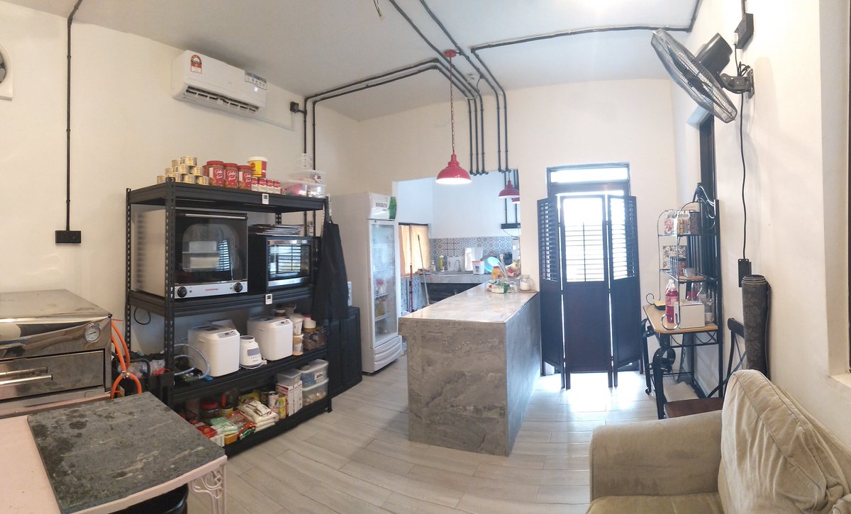 ridzuan_wanz's tweet photo. Alhamdulillah
Not fully 100% done yet.
Tapi ni pun dah cukup besar makna dalam hidup aku.
My office
My studio
Tempat aku mencurah kan semua idea untuk kek dan cookies.
Hikmah aku balik kg selepas 8 tahun duduk di ibu kota masa sebelum PKP 1.0 .
#buttersteel
#bungatanjong https://t.co/liEgwic0y7