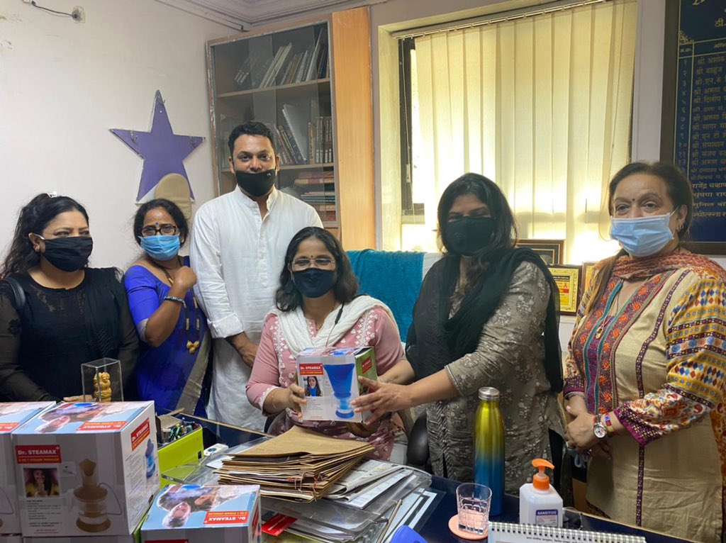 INCBhavna's tweet photo. As part of #AIMCPrayaas met ACP Jyotsna Rasam at DN Nagar Police Station &amp; Senior PI #VersovaPoliceStation Siraj Inamdar with @INCMumbaiNW GS Arnavv Shisrshat &amp; Team Versova Mahila Congress to give #SteamMachines for Heroes of #MumbaiPolice who r frontline Covid warriors. 🙏 https://t.co/halBExLQbh