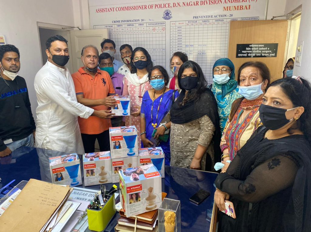 INCBhavna's tweet photo. As part of #AIMCPrayaas met ACP Jyotsna Rasam at DN Nagar Police Station &amp; Senior PI #VersovaPoliceStation Siraj Inamdar with @INCMumbaiNW GS Arnavv Shisrshat &amp; Team Versova Mahila Congress to give #SteamMachines for Heroes of #MumbaiPolice who r frontline Covid warriors. 🙏 https://t.co/halBExLQbh