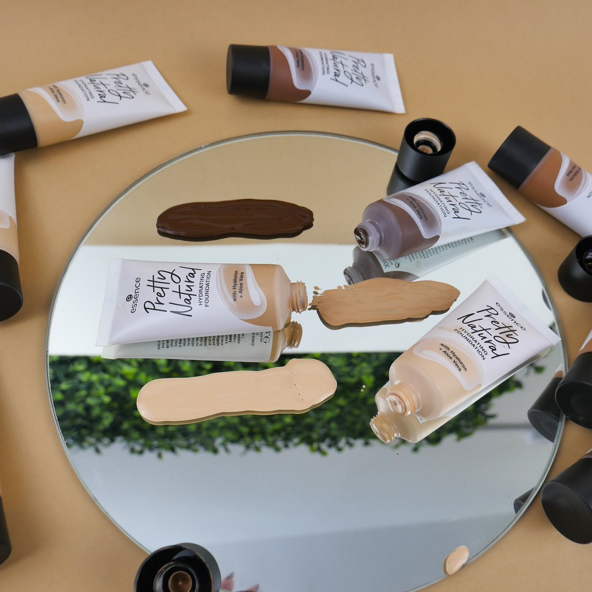 essence_ZA's tweet photo. with winter here that calls for a foundation with a radiant finish π€© have you found your pretty natural foundation shade yet??
#essencemakeup #prettynatural #veganbeauty #crueltyfreebeauty #hydratingfoundation #hydration #essencecosmetics #aloevera #hyaluron https://t.co/VoNtGMCp9a