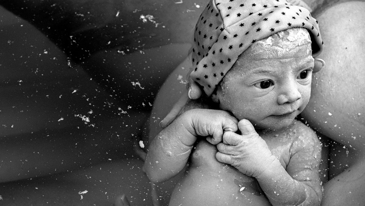 junomagazine's tweet photo. Seeing Deeply. Beautiful birth moments captured by the talented Jo Robertson who is a photographer, doula and mother. 

This feature is published in our brand new issue 73 JUNO Summer! 

#JunoMagazine 
#birth
#photography
#motherhood https://t.co/cD71JNthKO