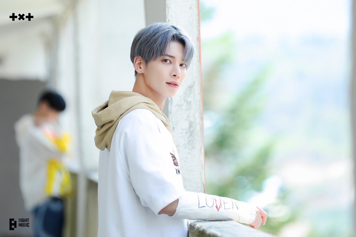 Taehyun_Col's tweet photo. FOTOS📸 | NAVER POST

<210602> #TXT_TAEHYUN en detrás de escena del MV Oficial de 0x1=LOVESONG ( I know I Love You Feat Seori)

📍https://t.co/ffdEy81rnO
 
#TOMORROW_X_TOGETHER #TXT_FREEZE
#투모로우바이투게더 @TXT_members @TXT_bighit https://t.co/oeeGHE3Gcj
